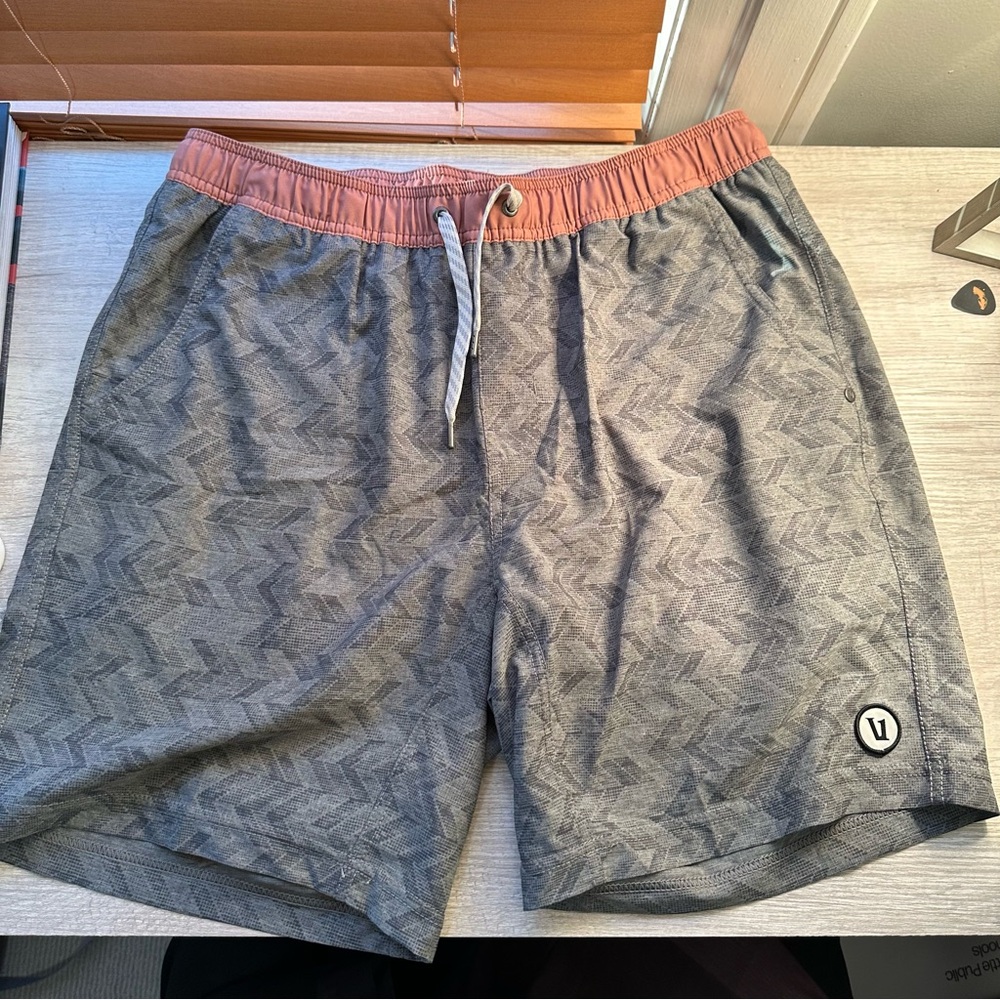 Vuori Kore Shorts - 7”- Lined- Gray Pattern w/ red waistband